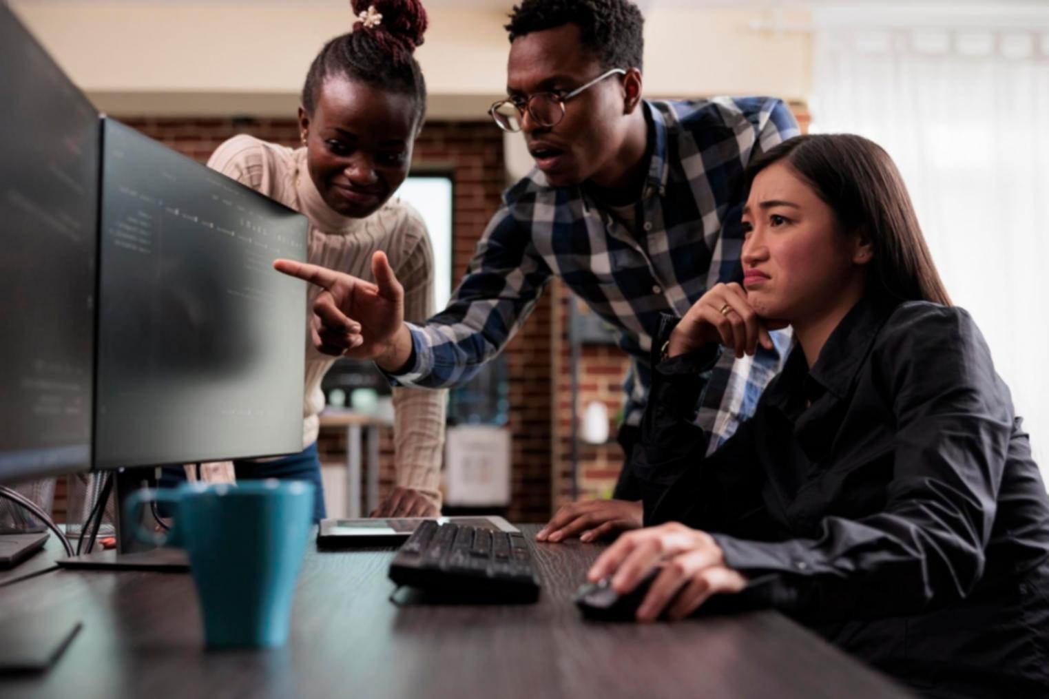 Arbeitsplatz mit mehreren Monitoren für parallele Testläufe