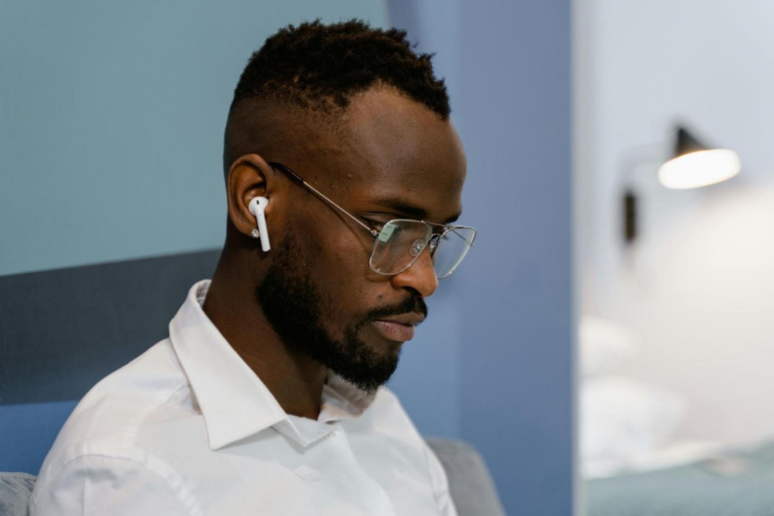 Teamarbeit während einer Testing-Session im Büro